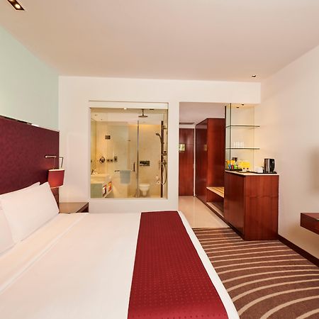 Holiday Inn Mumbai International Airport By Ihg Kültér fotó A room at the hotel