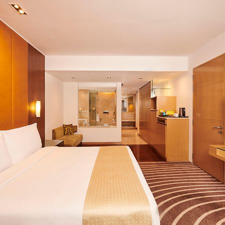 Holiday Inn Mumbai International Airport By Ihg Kültér fotó A room at the hotel