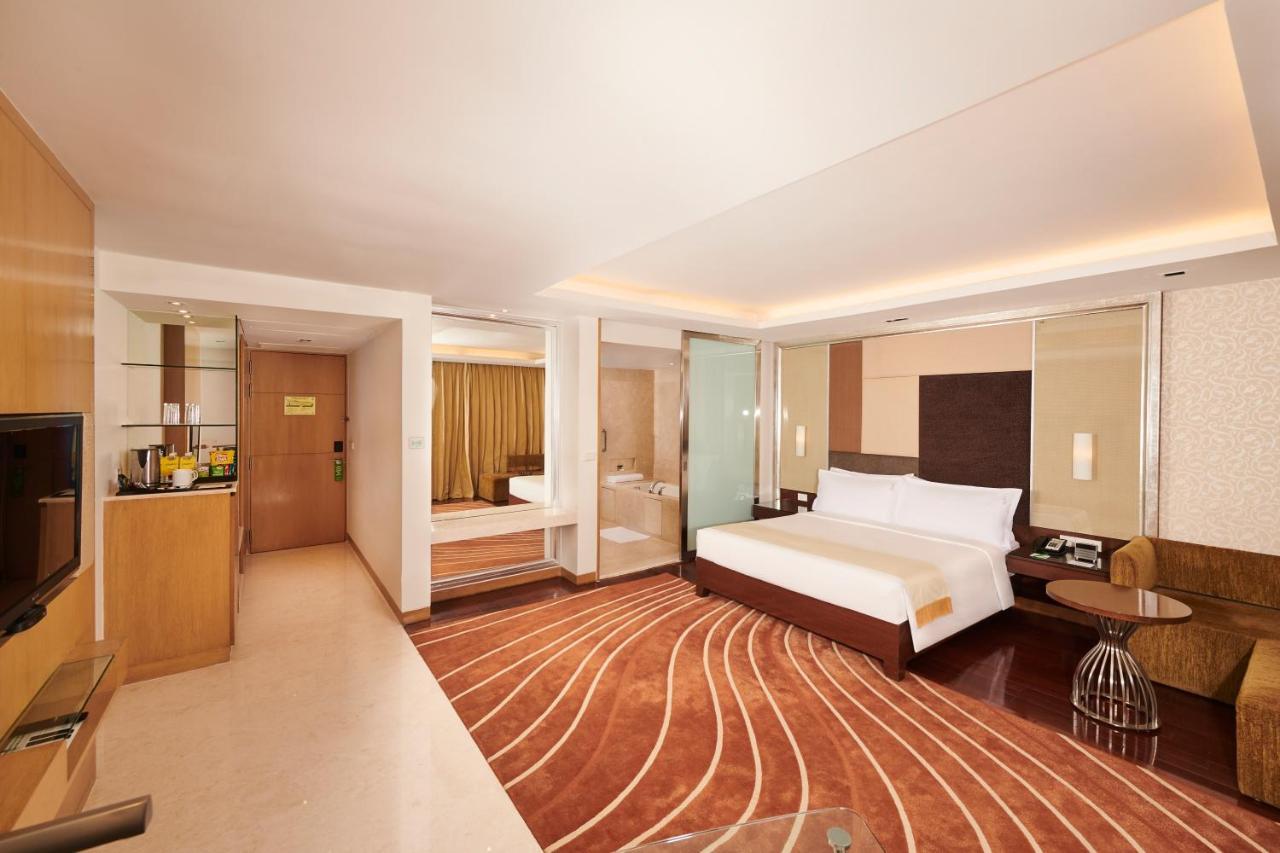 Holiday Inn Mumbai International Airport By Ihg Kültér fotó Suite at the Taj Mahal Palace, Mumbai