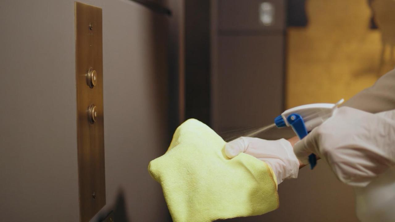 Holiday Inn Mumbai International Airport By Ihg Kültér fotó Disinfection of elevator buttons