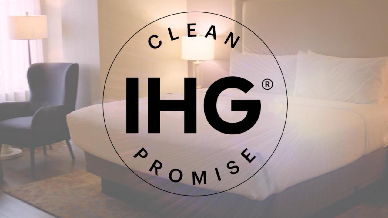 Holiday Inn Mumbai International Airport By Ihg Kültér fotó IHG Clean Promise logo
