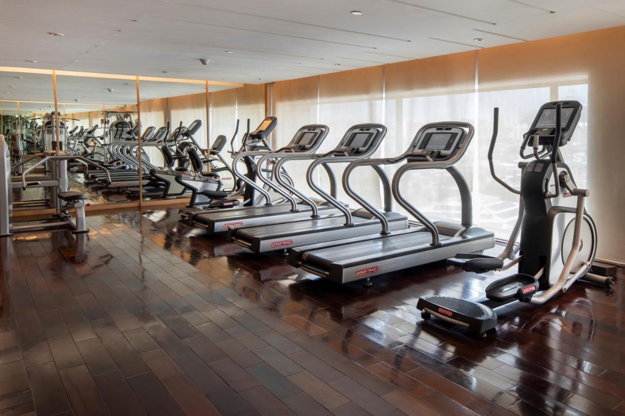 Holiday Inn Mumbai International Airport By Ihg Kültér fotó A row of treadmills