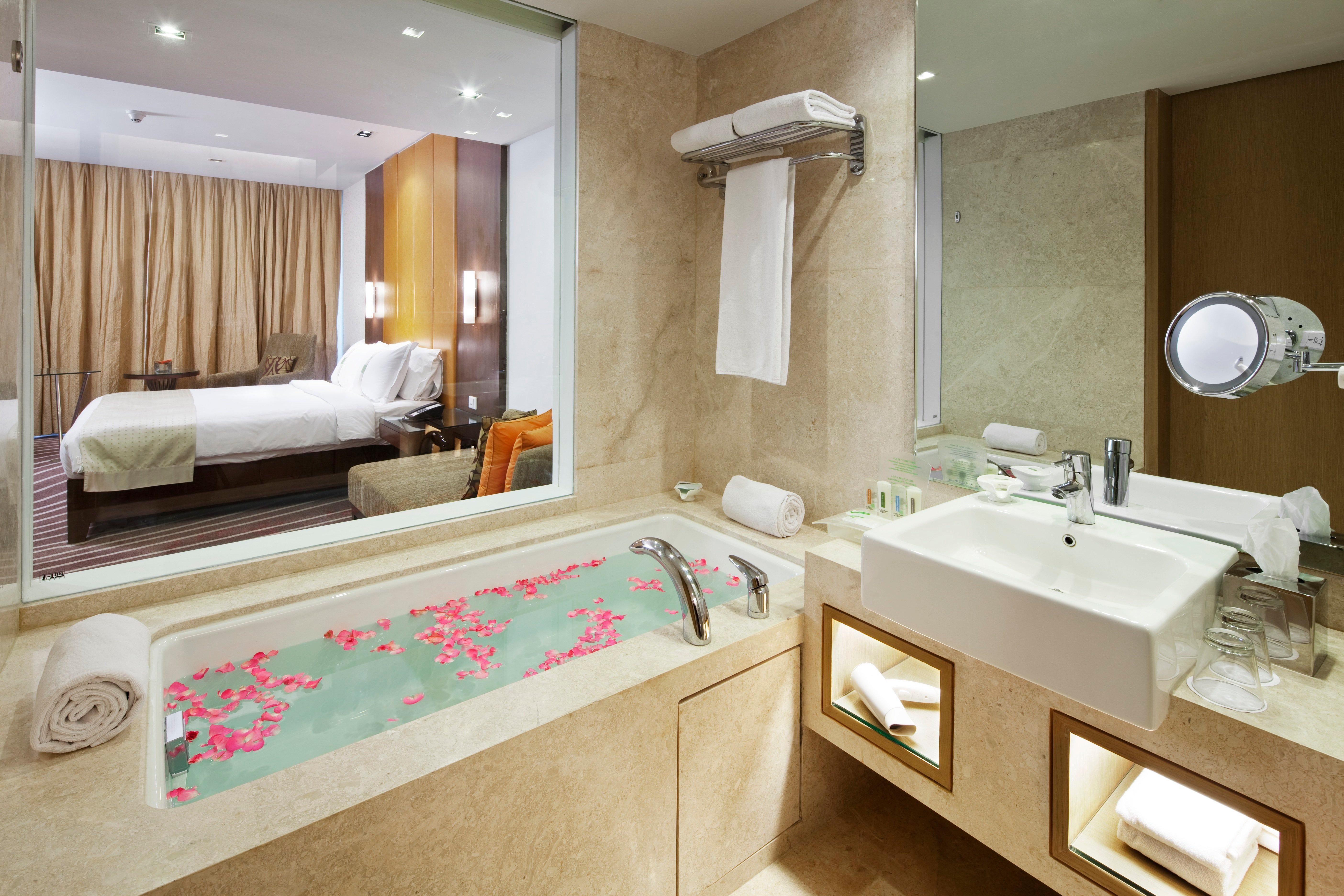 Holiday Inn Mumbai International Airport By Ihg Kültér fotó A bathroom in a hotel