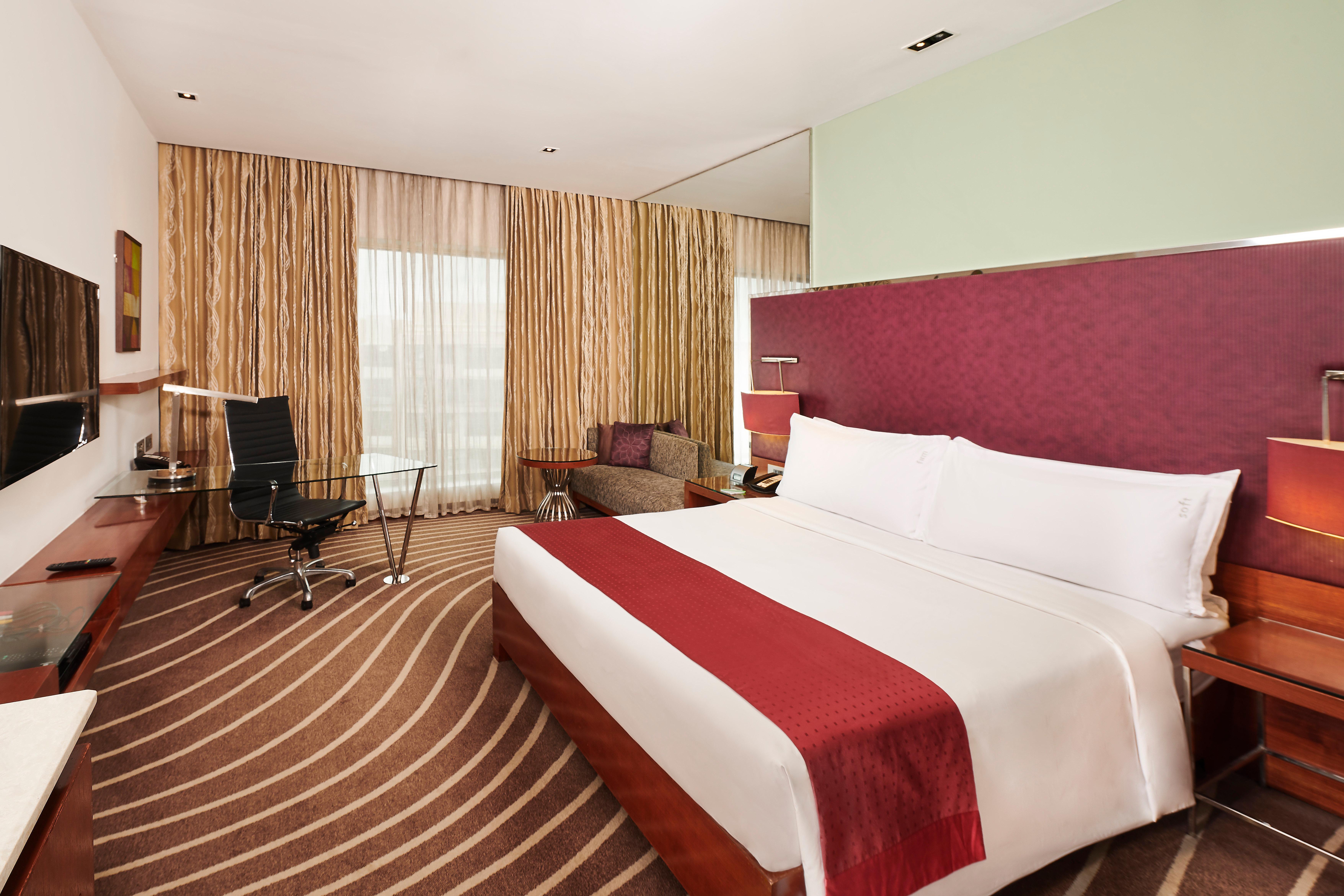 Holiday Inn Mumbai International Airport By Ihg Kültér fotó A room at the Crowne Plaza Hotel, Hyderabad