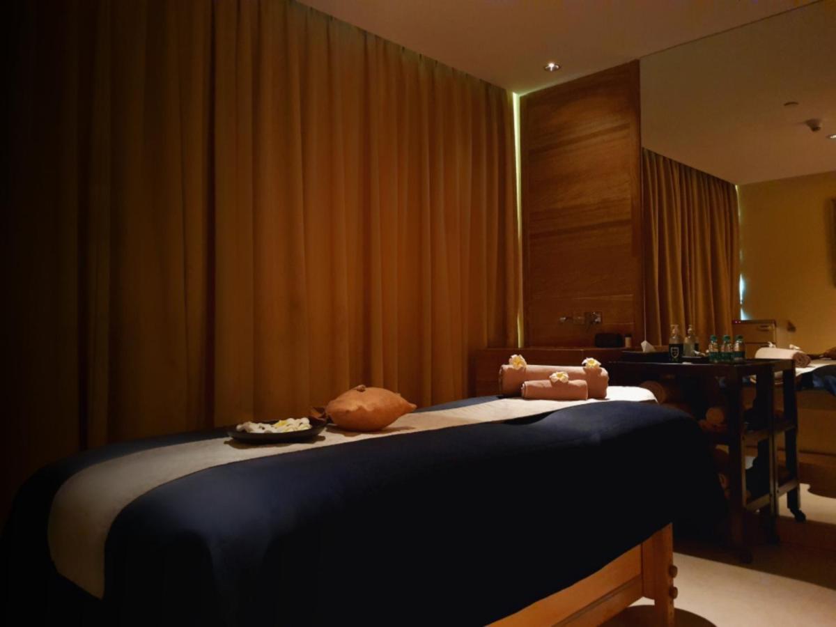 Holiday Inn Mumbai International Airport By Ihg Kültér fotó A massage bed