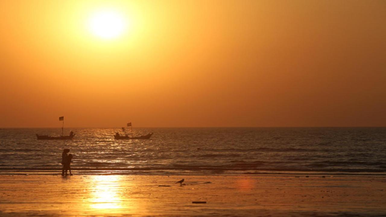 Holiday Inn Mumbai International Airport By Ihg Kültér fotó Sunset at the beach