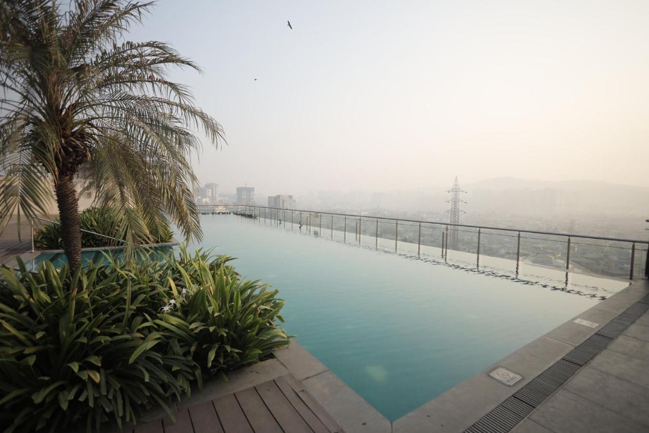 Holiday Inn Mumbai International Airport By Ihg Kültér fotó Infinity pool at the Oberoi, Mumbai
