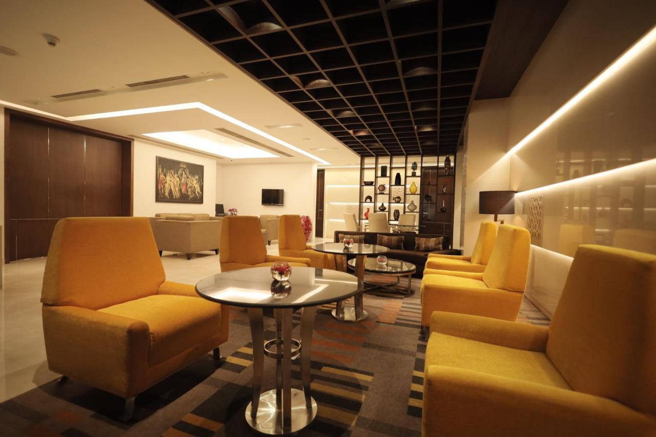 Holiday Inn Mumbai International Airport By Ihg Kültér fotó The lounge at the airport