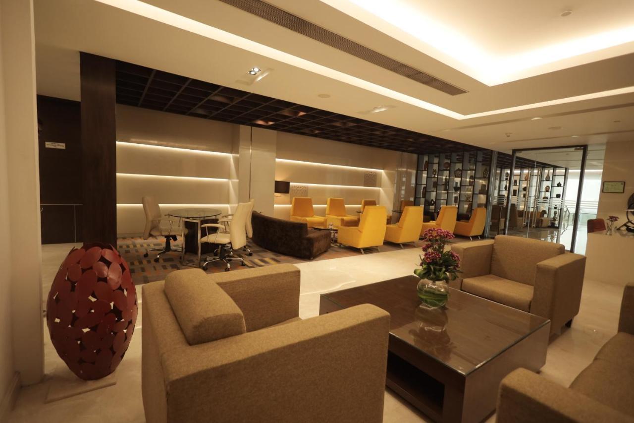 Holiday Inn Mumbai International Airport By Ihg Kültér fotó The lounge at the airport