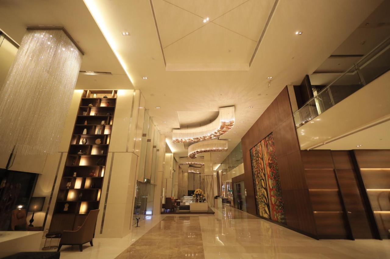 Holiday Inn Mumbai International Airport By Ihg Kültér fotó The lobby of the hotel