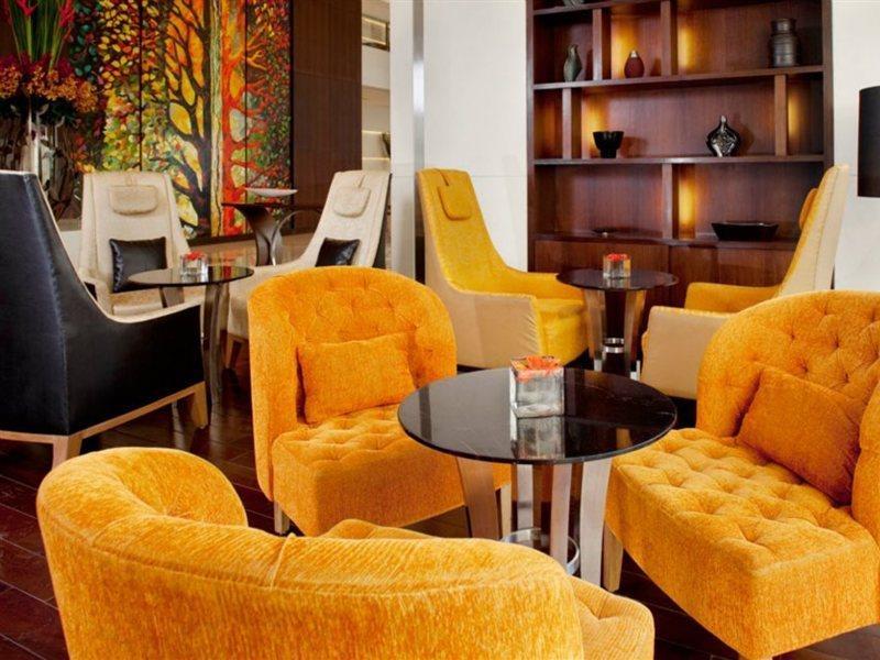Holiday Inn Mumbai International Airport By Ihg Kültér fotó The lounge at the airport