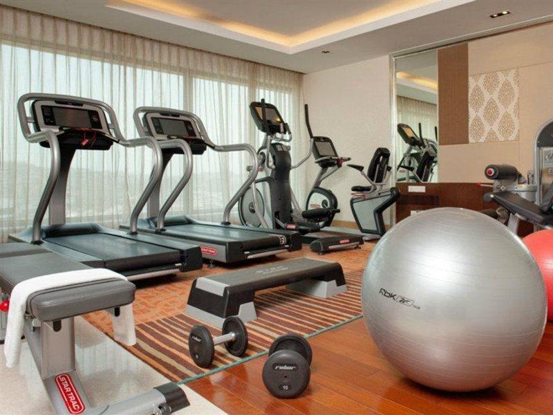 Holiday Inn Mumbai International Airport By Ihg Kültér fotó A gym at a hotel