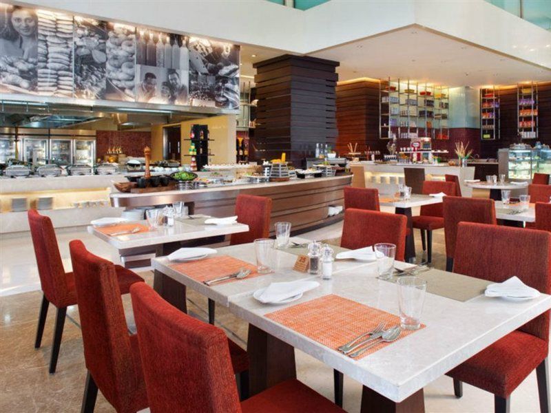 Holiday Inn Mumbai International Airport By Ihg Kültér fotó The restaurant