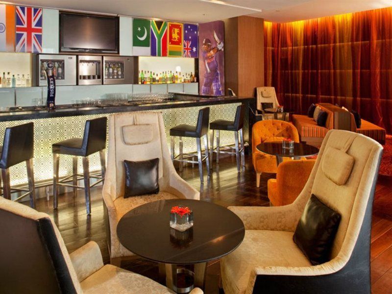Holiday Inn Mumbai International Airport By Ihg Kültér fotó The bar at the lounge
