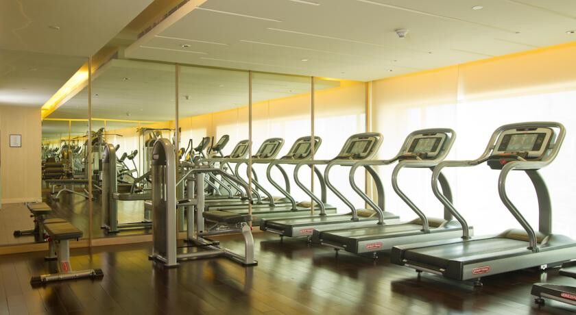Holiday Inn Mumbai International Airport By Ihg Kültér fotó A row of treadmills